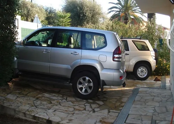 L'adret Et Sa Piscine